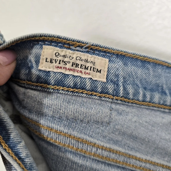 Levi's Premium Wedgie Straight Jeans Size 28 Medium Wash Distressed Button Fly - Picture 8 of 11